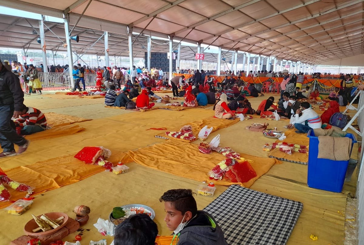 many couples got marriage in mass wedding ceremony CM Yogi blesses new couple
