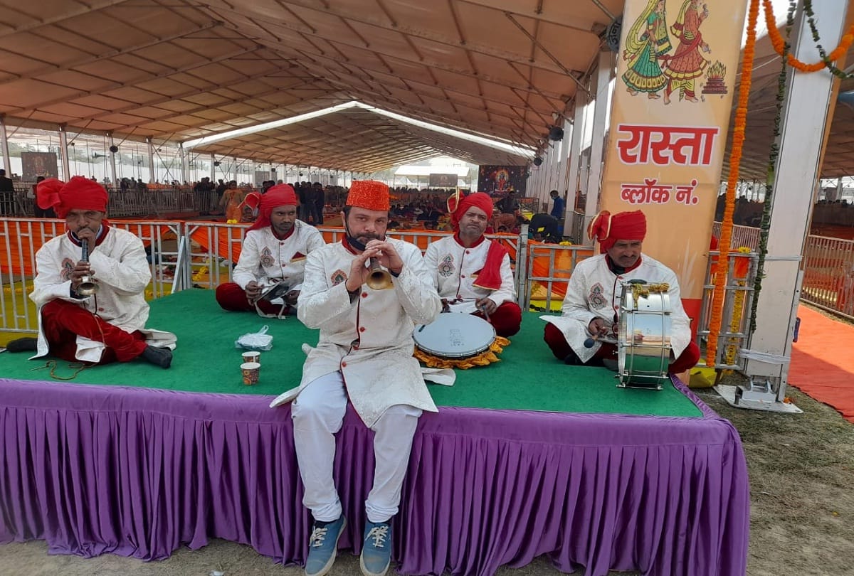 many couples got marriage in mass wedding ceremony CM Yogi blesses new couple
