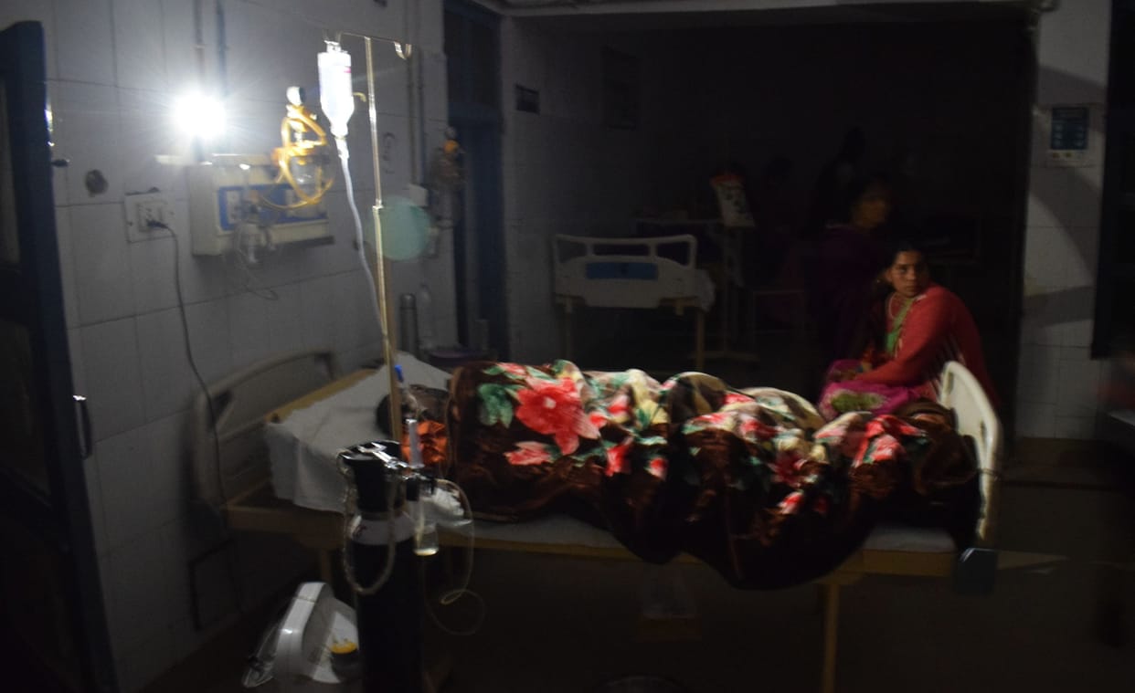 District hospital supplies were stalled for a quarter to six hours, darkness in the wards
