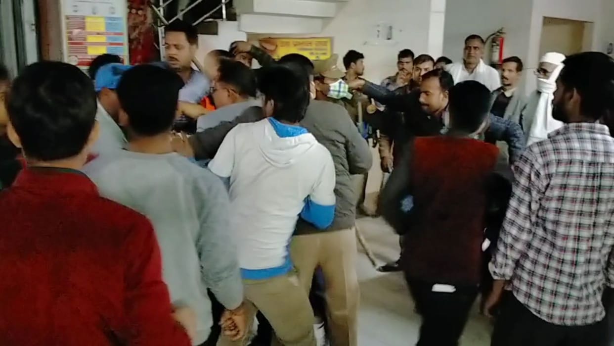 Kick and punches in front of police in hospital