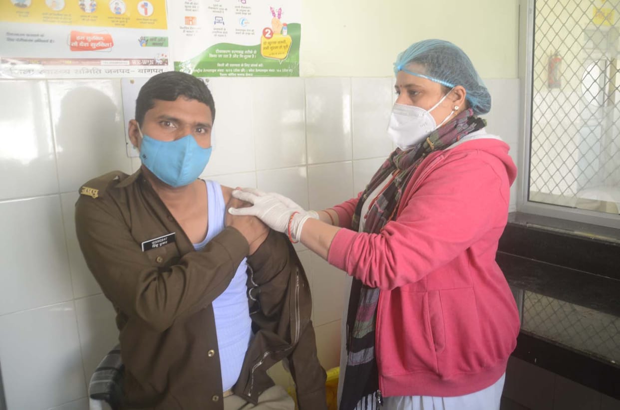 922 health workers get vaccinated