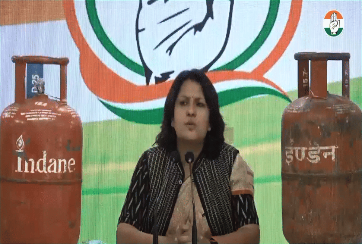 congress spokesperson supriya did press conference with lpg gas cylinder and asked government to pull down amount