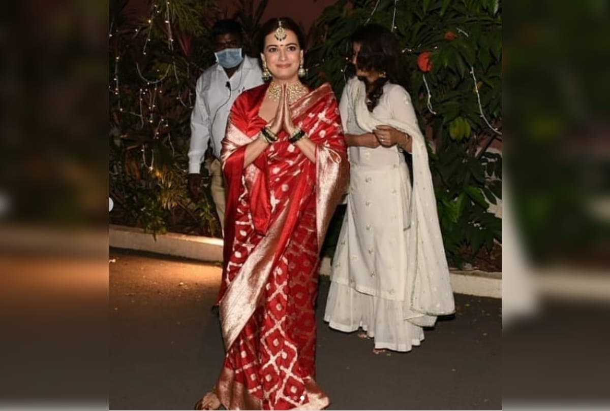 newly wed yami gautam post wedding pic in red saree with sindoor viral