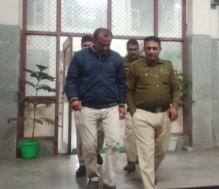 Fetal gender examination was being done in Jhajjar's clinic, Dadri health department caught a broker