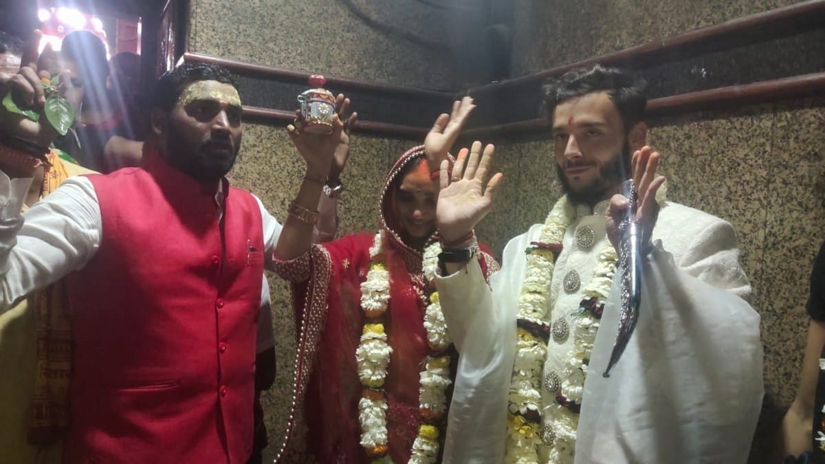 French man roman married to Dharti girl from gujrat in markandey mahadev temple varanasi on valentine day