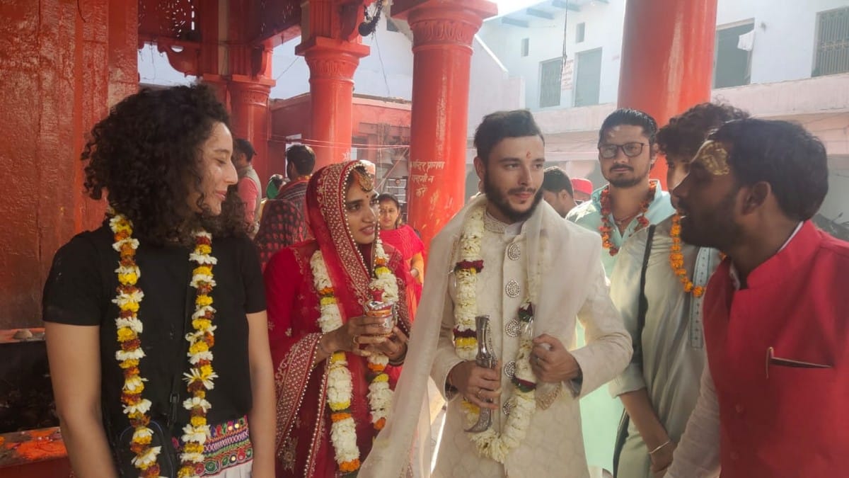 French man roman married to Dharti girl from gujrat in markandey mahadev temple varanasi on valentine day