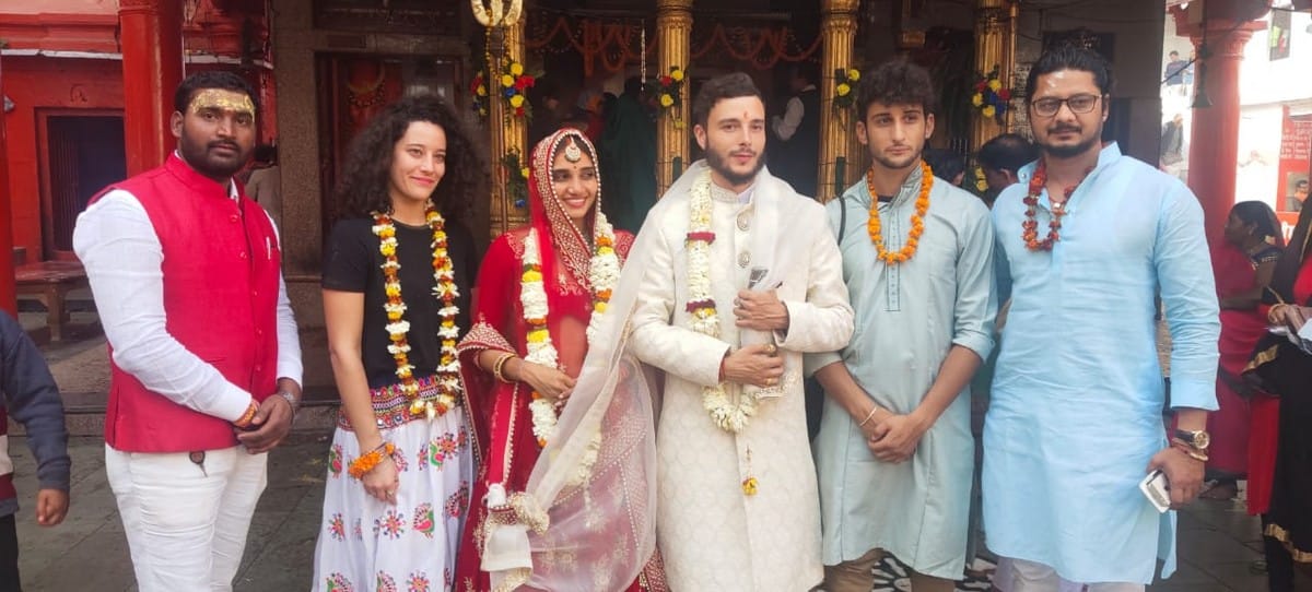 French man roman married to Dharti girl from gujrat in markandey mahadev temple varanasi on valentine day