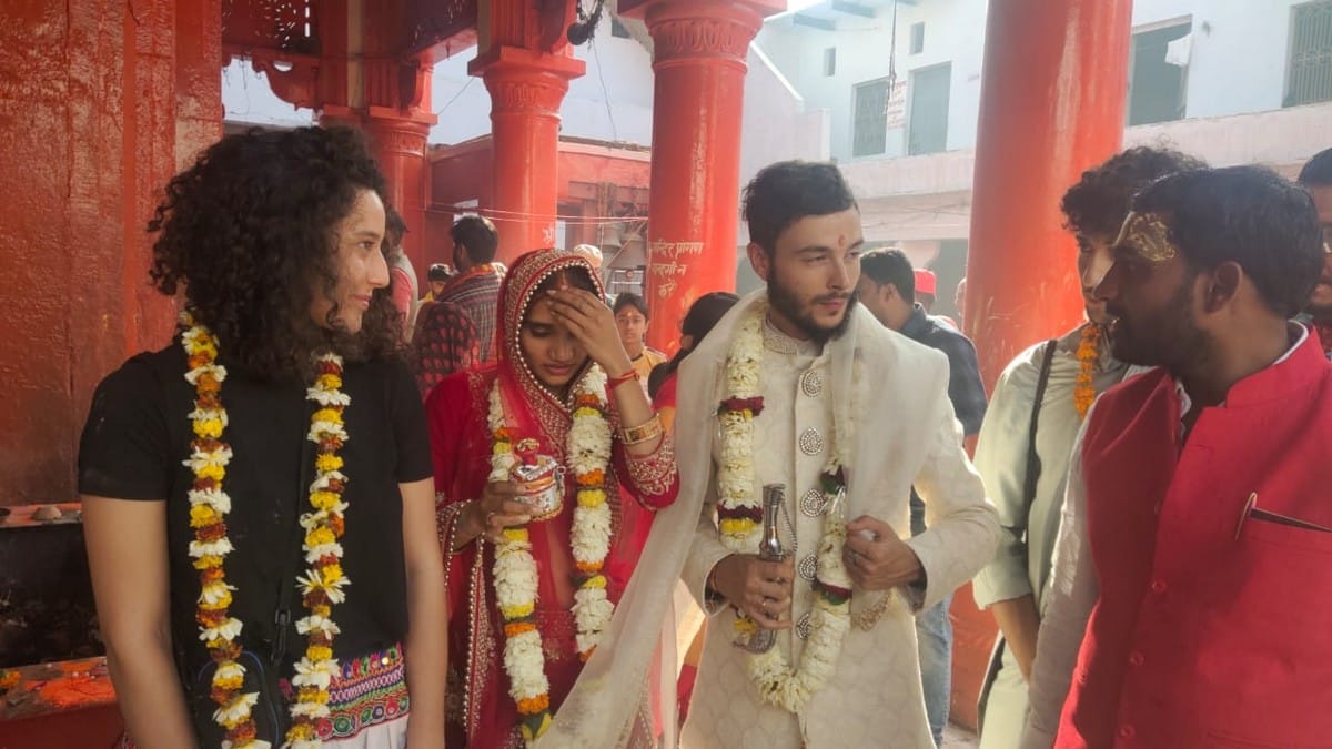 French man roman married to Dharti girl from gujrat in markandey mahadev temple varanasi on valentine day