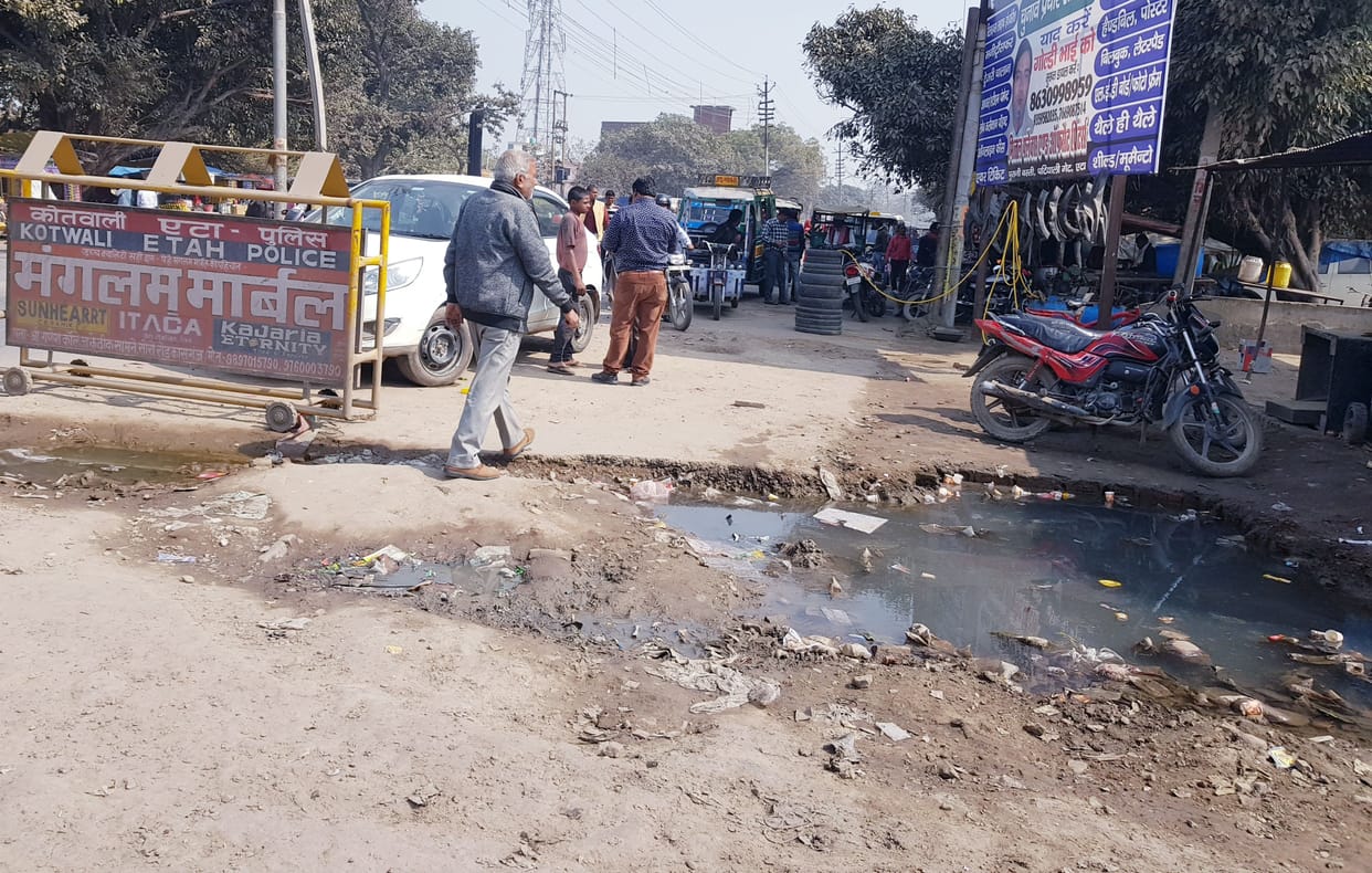 Hundreds of liters of water flowing on roads due to leakage in pipelines