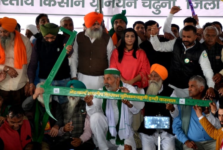 Rakesh Tikait in a new avatar at kisan mahapanchayat at Indri of Haryana