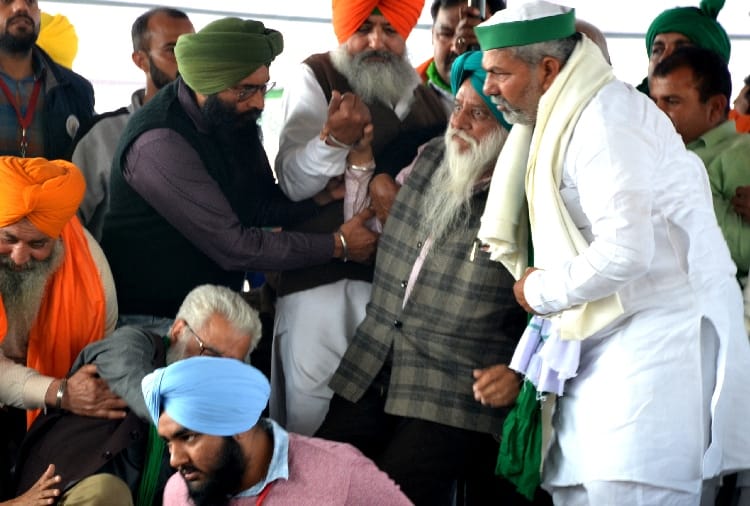 Rakesh Tikait in a new avatar at kisan mahapanchayat at Indri of Haryana
