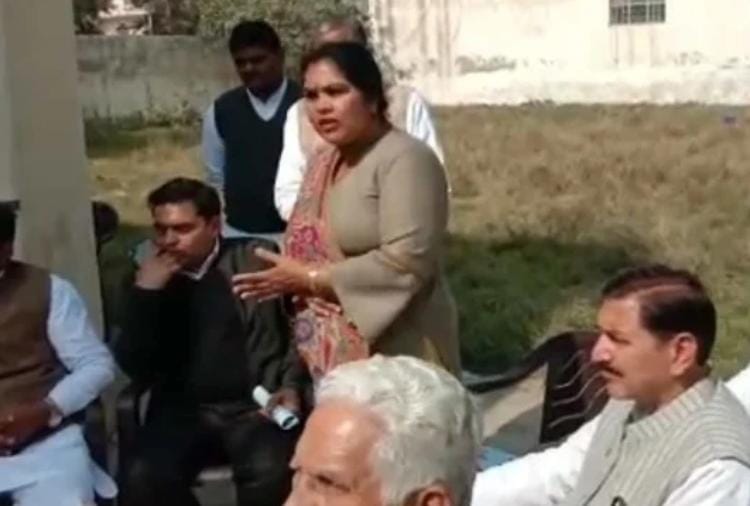 Congress leader Vidyarani said help farmers with money and alcohol
