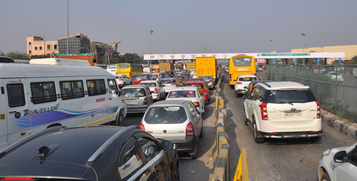 Fastag reading system is not good, vehicles struggling in jam