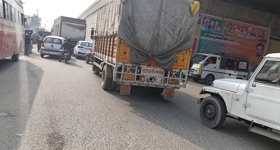 Truck spoiled on highway in Gajraula, jammed for an hour