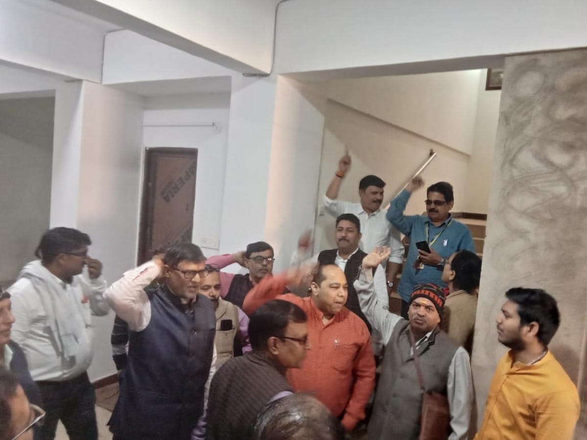 LIC agents protest against lack of facilities in varanasi