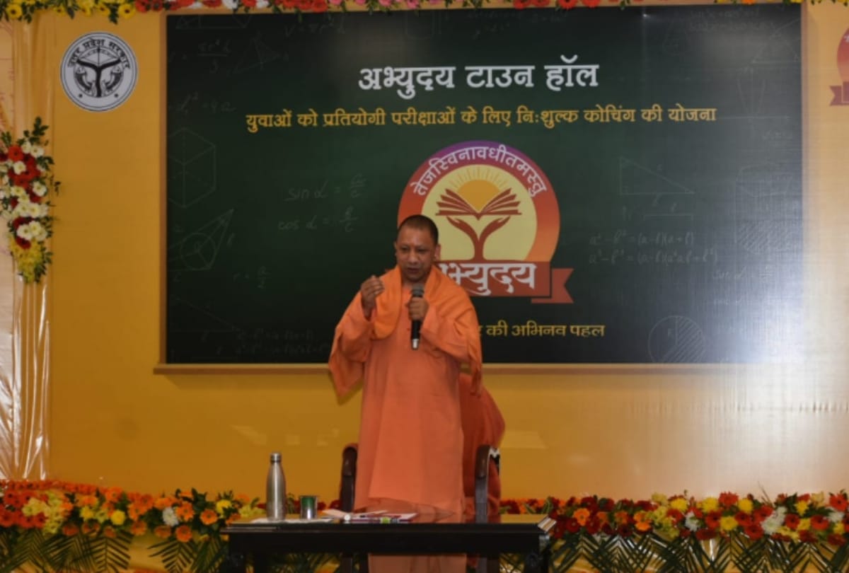 Chief Minister Yogi inaugurated Abhyudaya Yojana by lighting a lamp