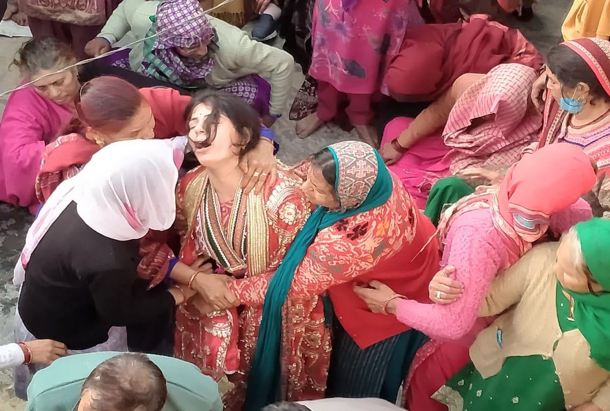 Uttarakhand chamoli disaster update: faimly members started crying when dead body of rakesh kapoor reached home