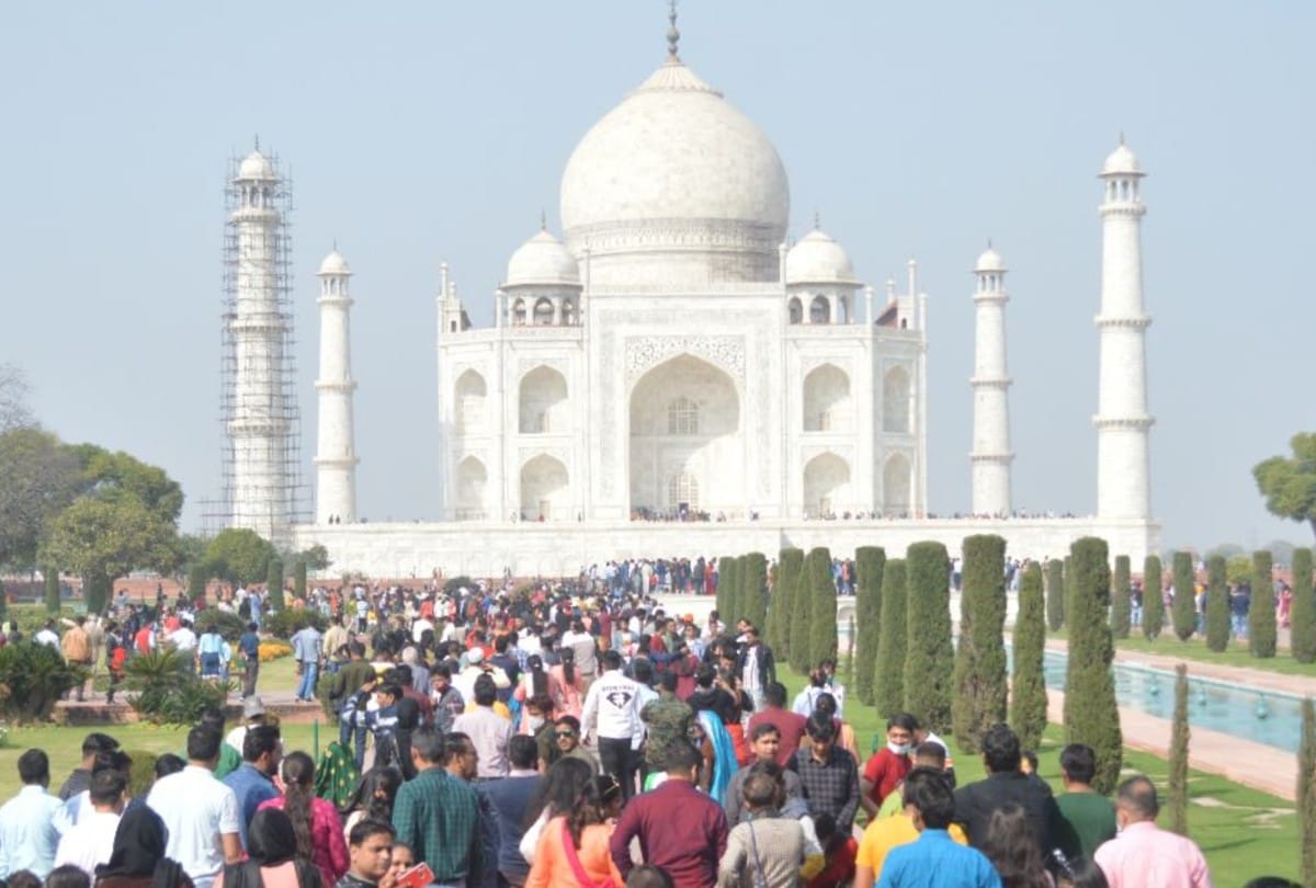 record breaking tourists gathered at the Taj Mahal on Valentines Day
