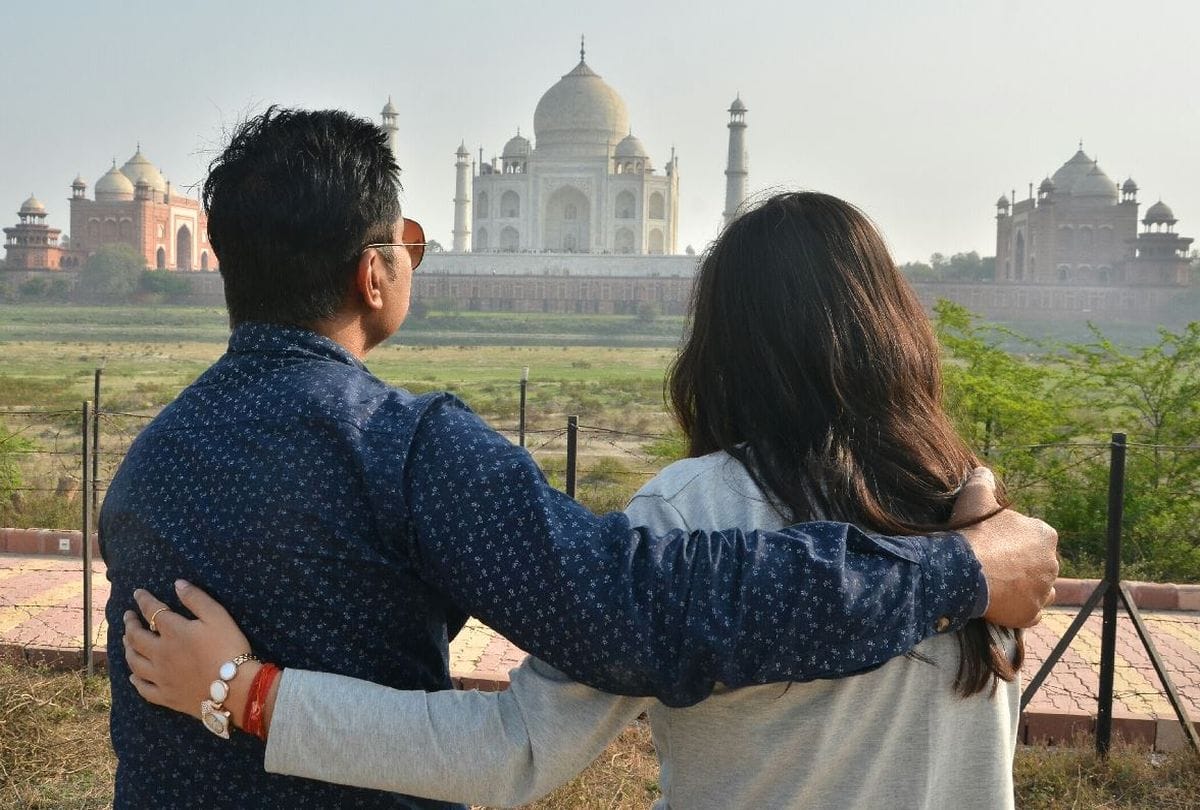 record breaking tourists gathered at the Taj Mahal on Valentines Day
