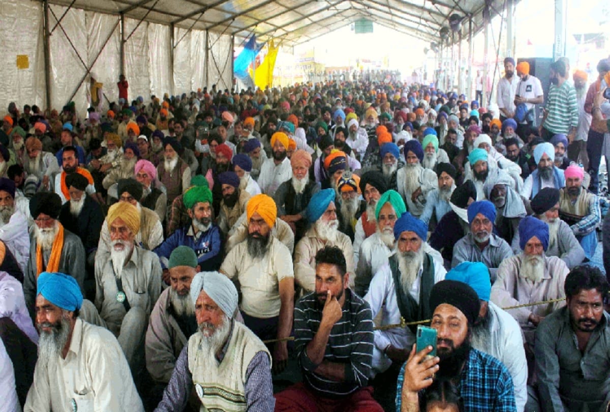 farmers volunteer of tikari border to teach poor children distributed books and copies