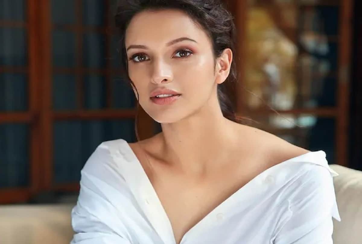 Bulbbul Actress Tripti Dimri to Karan Johar welcomes's DCA talent agency