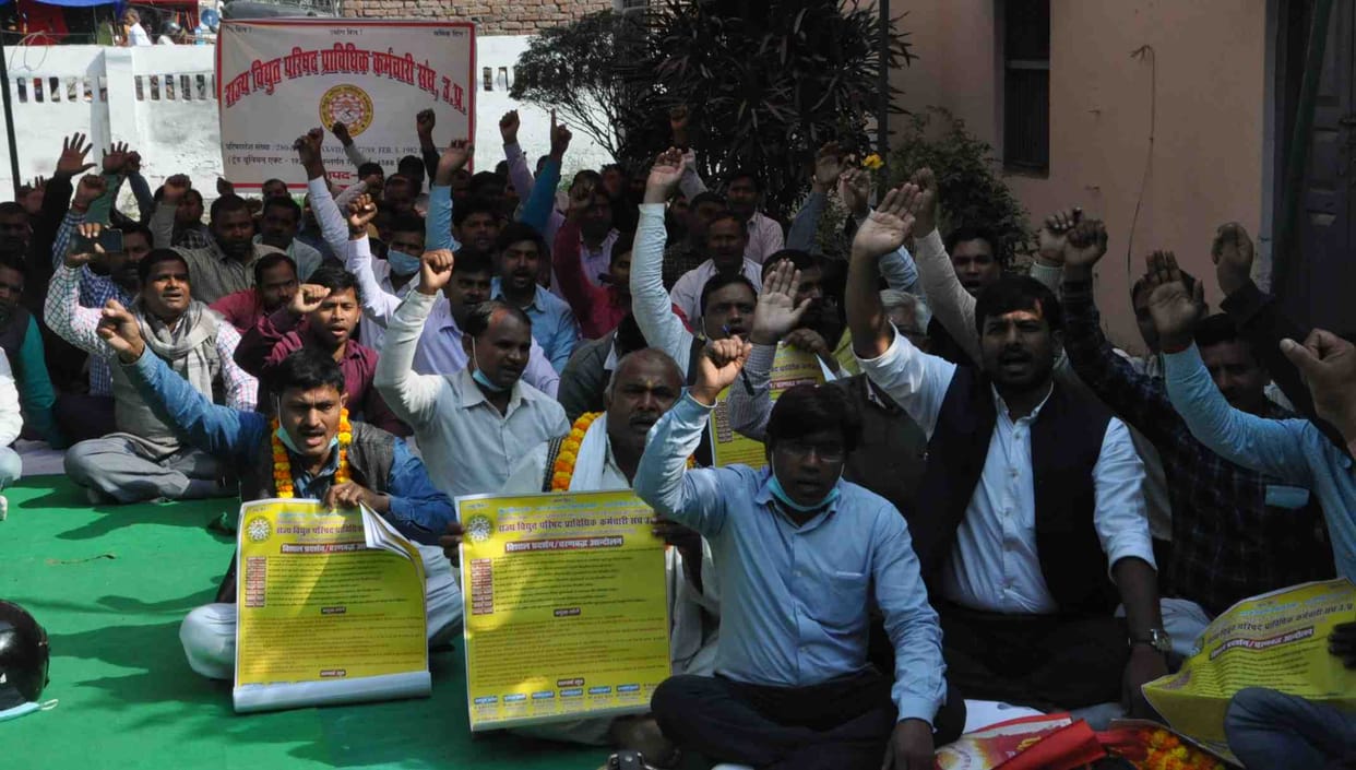 Electricity workers demonstrated their demands