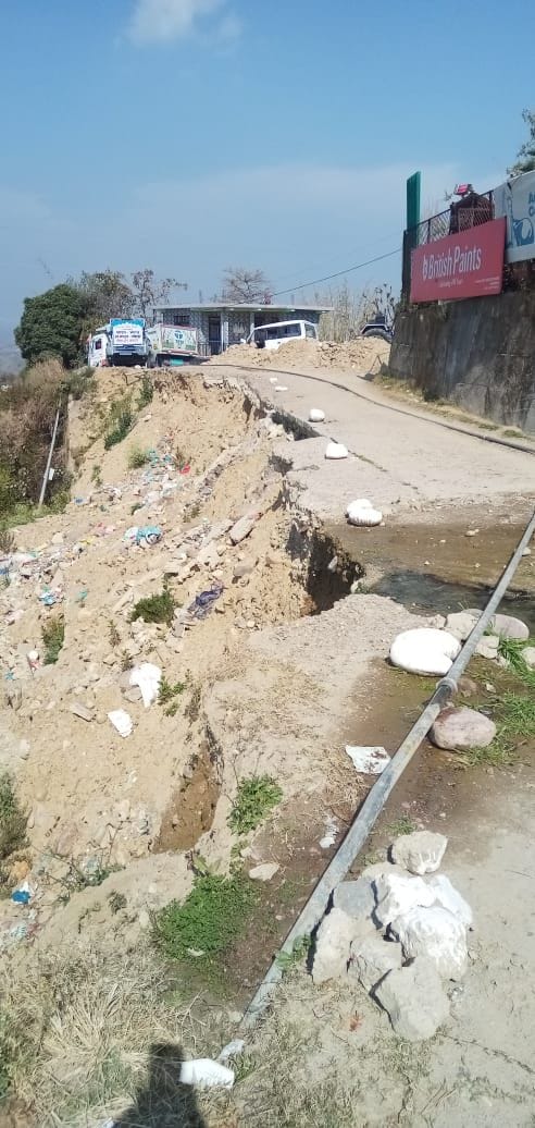 demage road side become dumping site