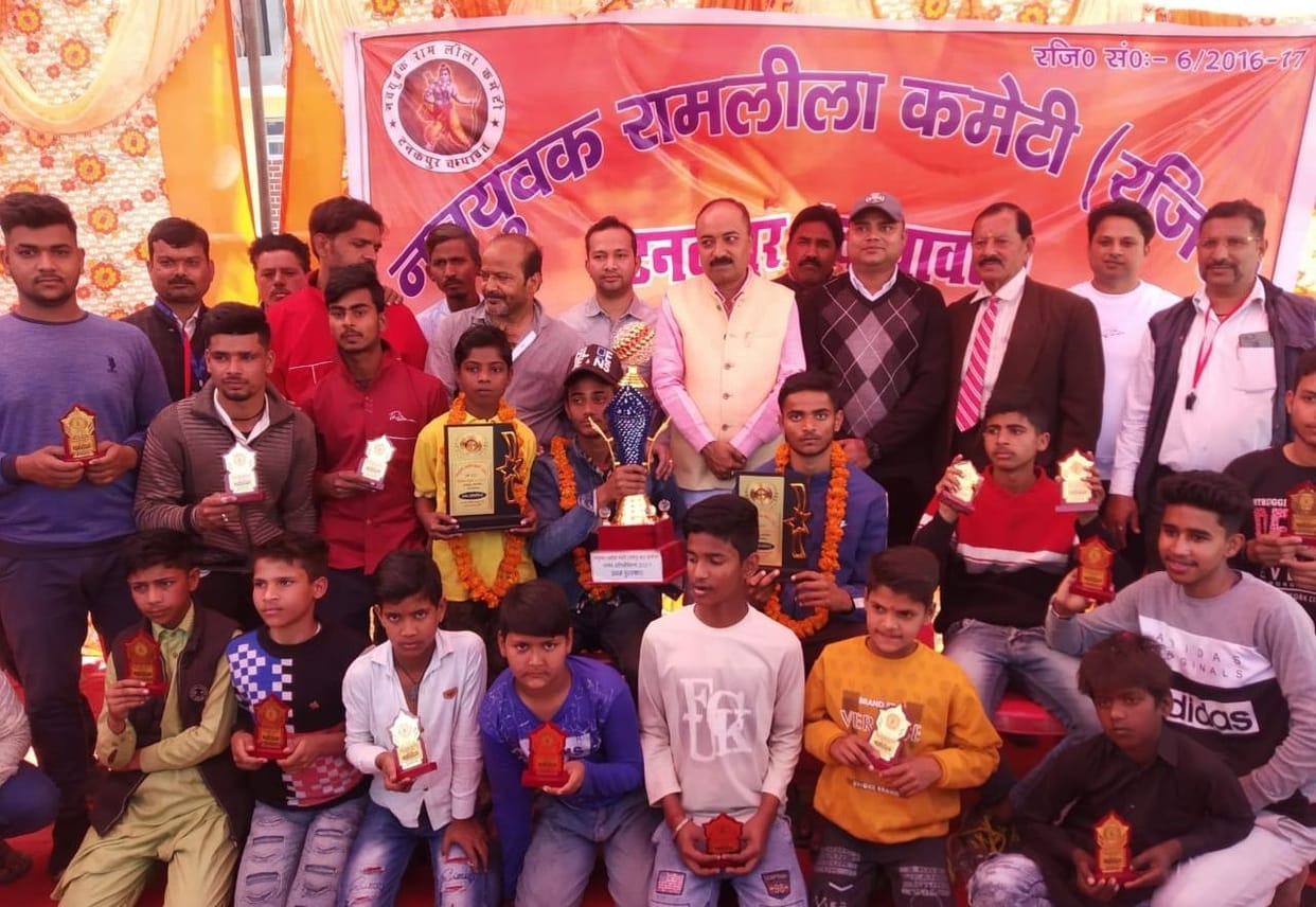 Children wearing yellow clothes fly kites