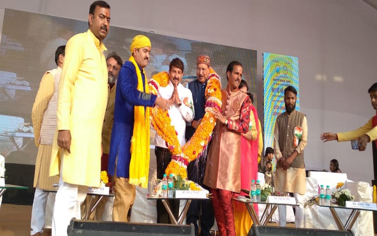 MP Manoj Tiwari Sing songs at the conclusion of the centenary year celebrations of Kashi Vidyapeeth