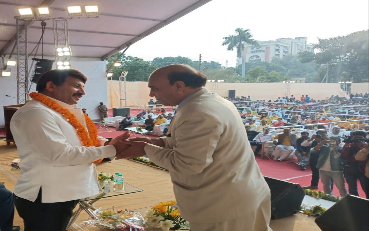 MP Manoj Tiwari Sing songs at the conclusion of the centenary year celebrations of Kashi Vidyapeeth