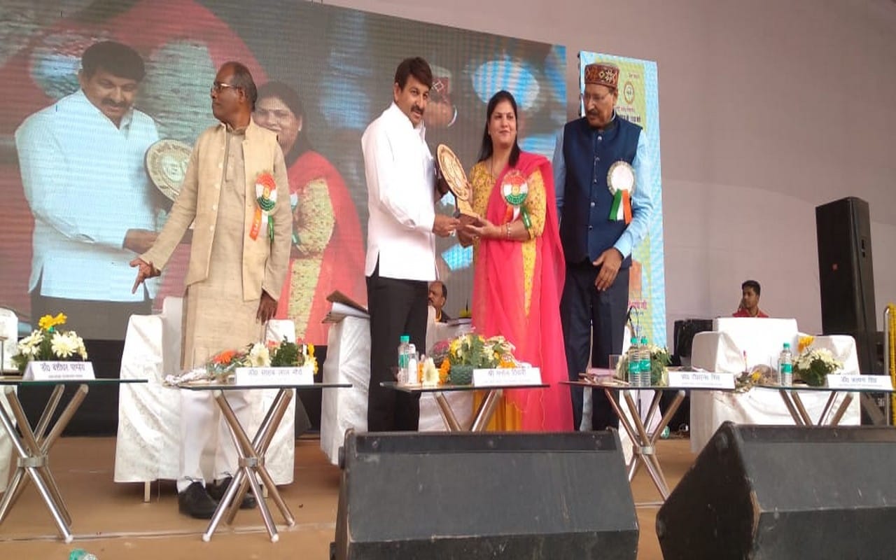 MP Manoj Tiwari Sing songs at the conclusion of the centenary year celebrations of Kashi Vidyapeeth
