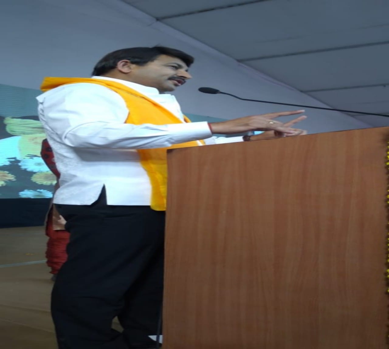 MP Manoj Tiwari Sing songs at the conclusion of the centenary year celebrations of Kashi Vidyapeeth