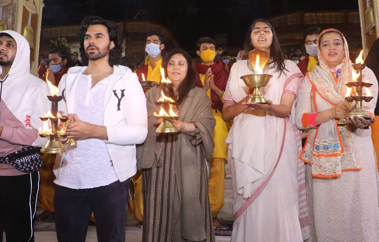 Bollywood actors joined Ganga Aarti