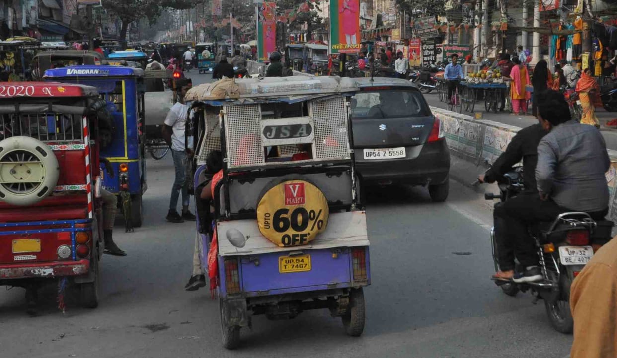 No parking in the city, vehicles parked on the road jammed