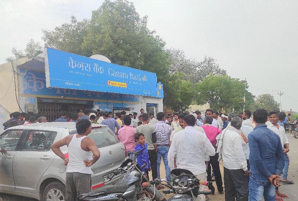 agra bank loot miscreants opened fired three times in the bank