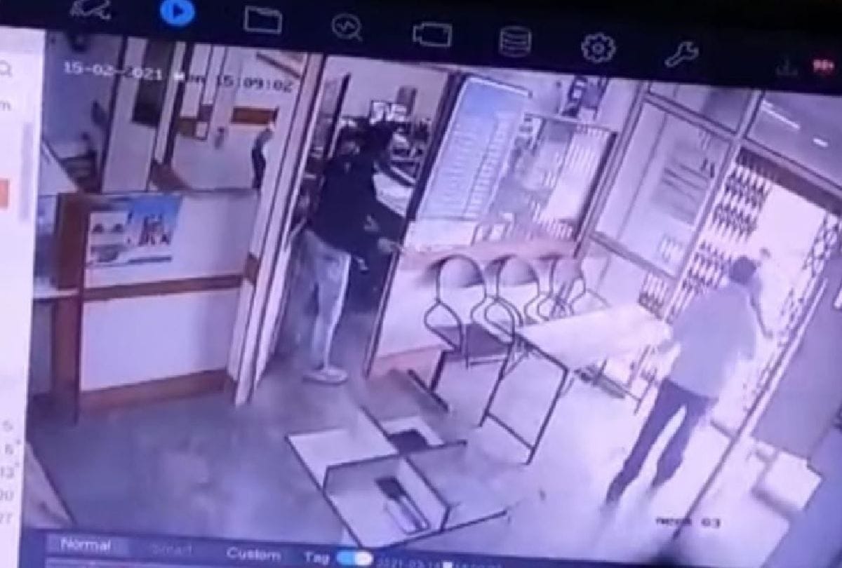 agra bank loot miscreants opened fired three times in the bank