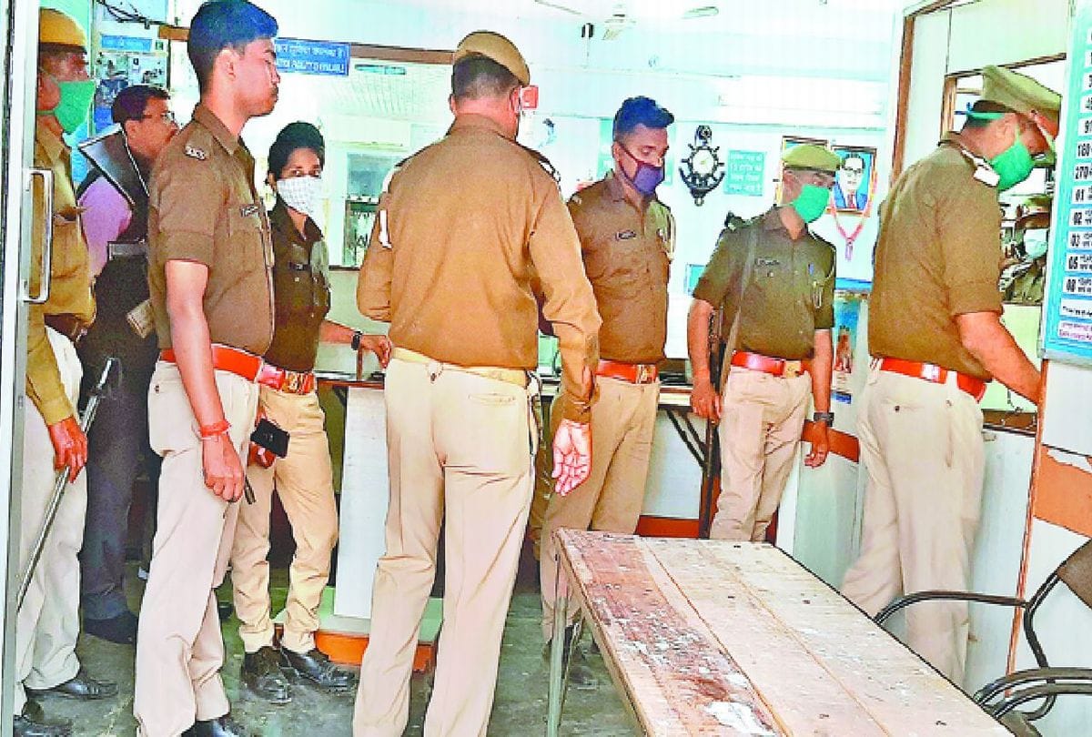 agra bank loot miscreants opened fired three times in the bank