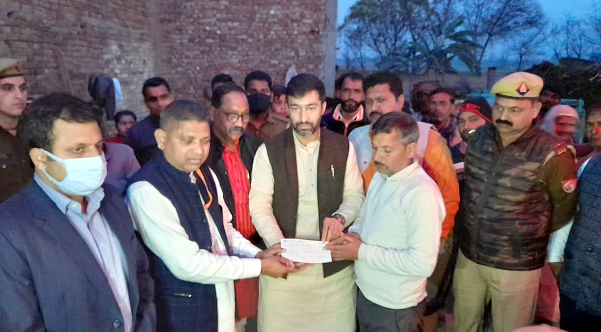 Rachit's family gave a check of five lakhs