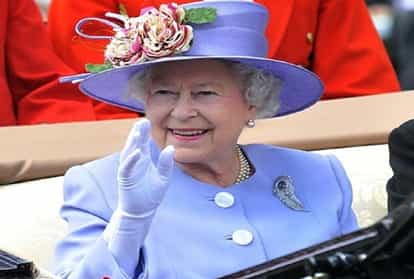 Britain: Queen Elizabeth Purple Hands Became A Cause For Concern, The ...