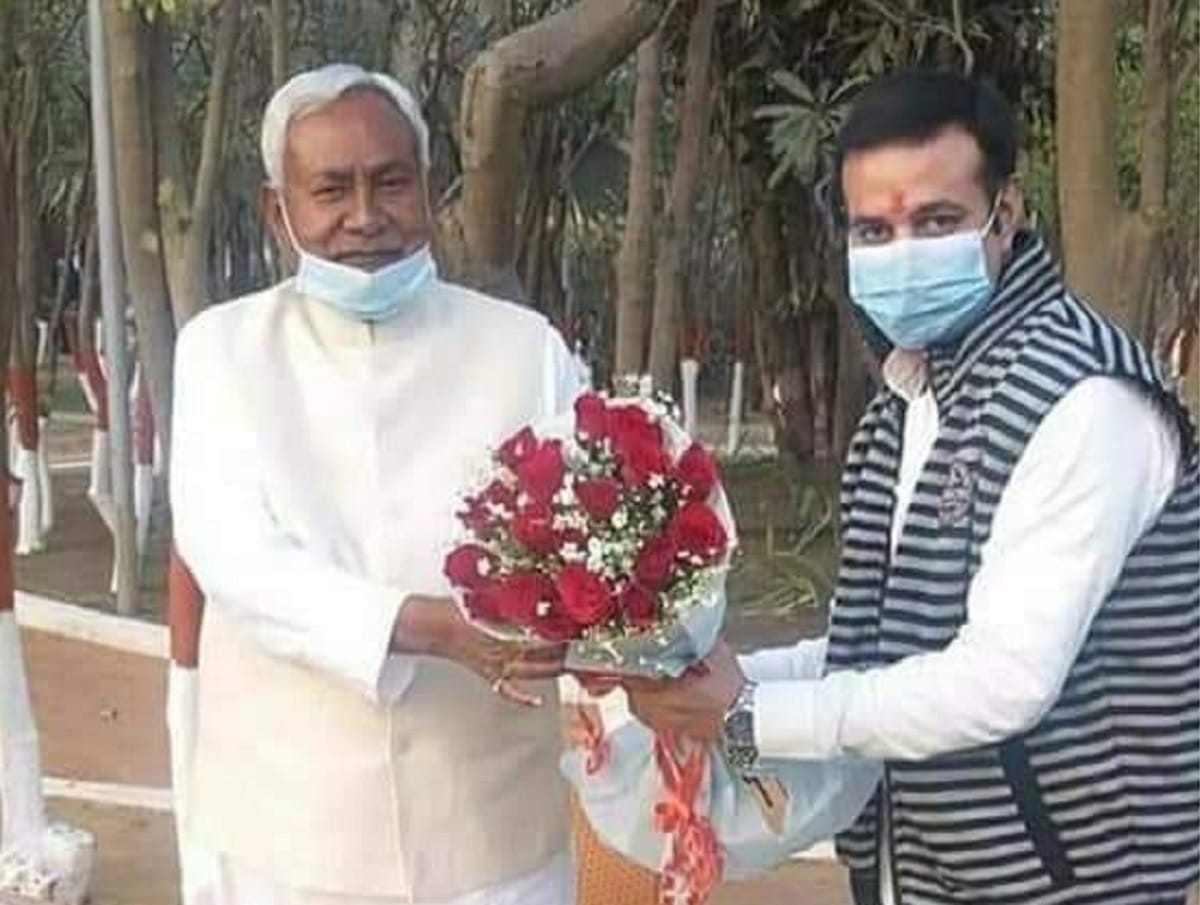 Bihar Chief Minister Nitish Kumar meeting with Lok Janshakti Party rebel leaders to counter BJP in state
