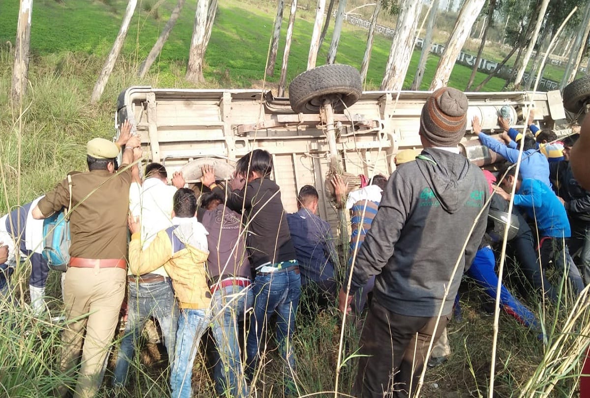 Bus overturned in a ditch coming from moradabad to carry barati mant injured