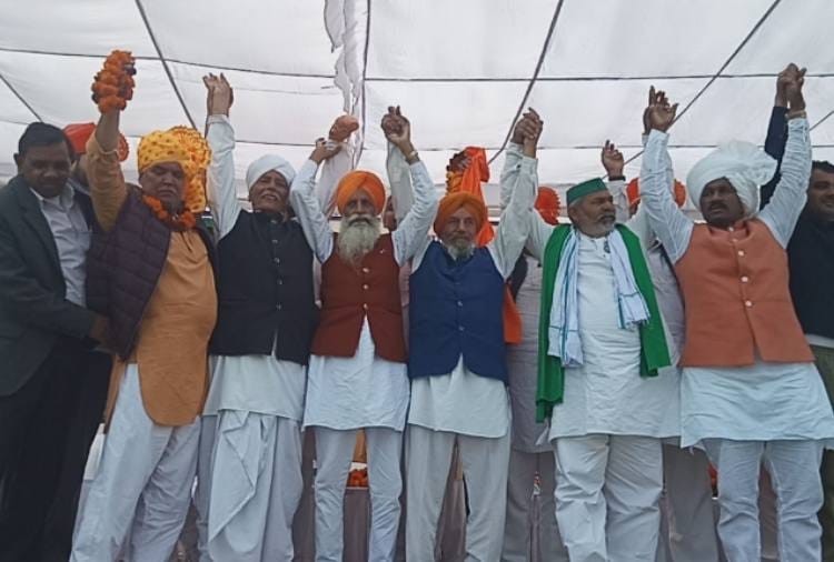 Kisan Andolan News: Rakesh Tikait and Gurnam Singh Chaduni reached in Kisan Mahapanchayat at Sampala of Haryana