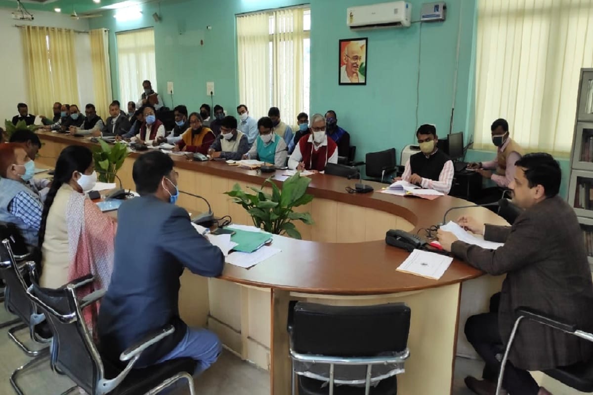 Development projects to be completed in Varanasi in a week DM reviewed