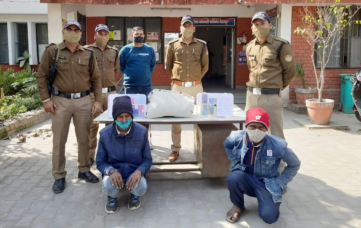 Mobile thieves caught by policemen