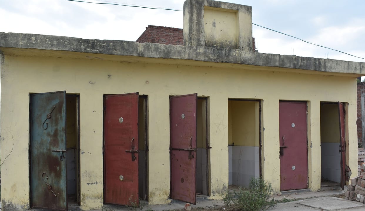toilet,Community toilets,fathepur news,water falls,sceame