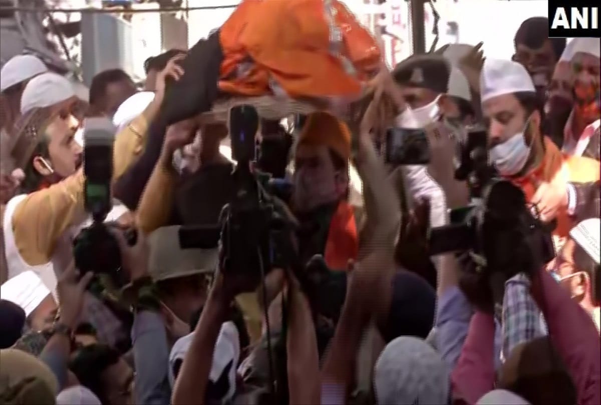 Mukhtar Abbas Naqvi today offered chadar at the Ajmer Sharif Dargah On behalf of Pm Narendra Modi