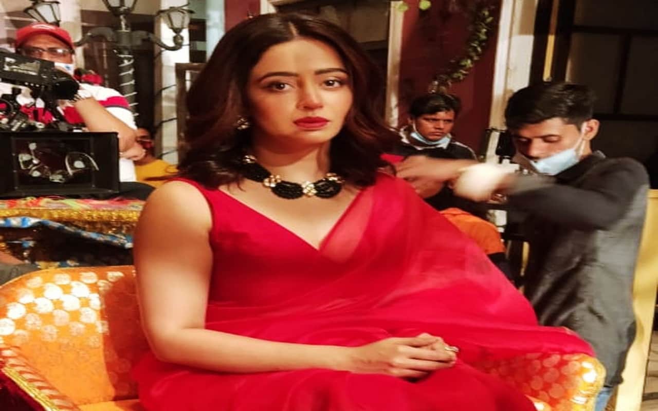 Nehha Pendse looks lovely as the new Anita bhabhi in a red saree, asks fans to meet new Anu