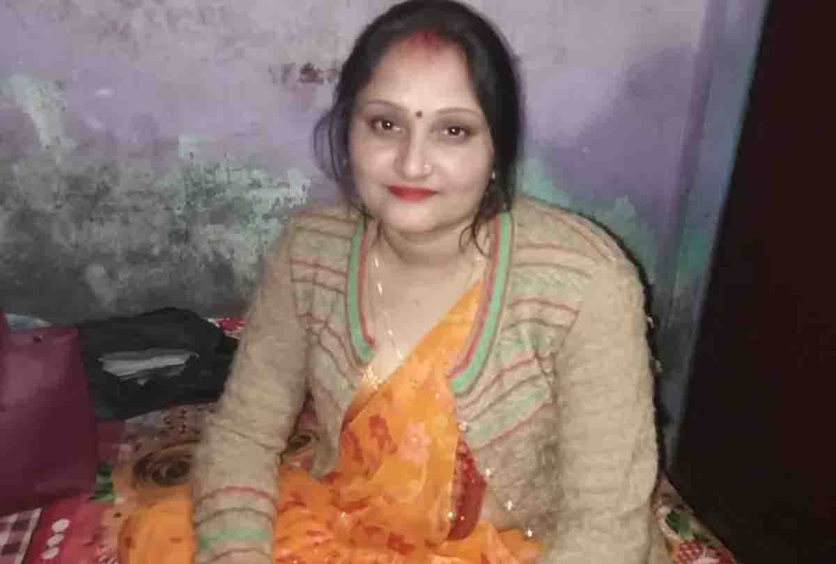 Kanpur: Woman riding bike dies due to high speed truck collision in Naubasta