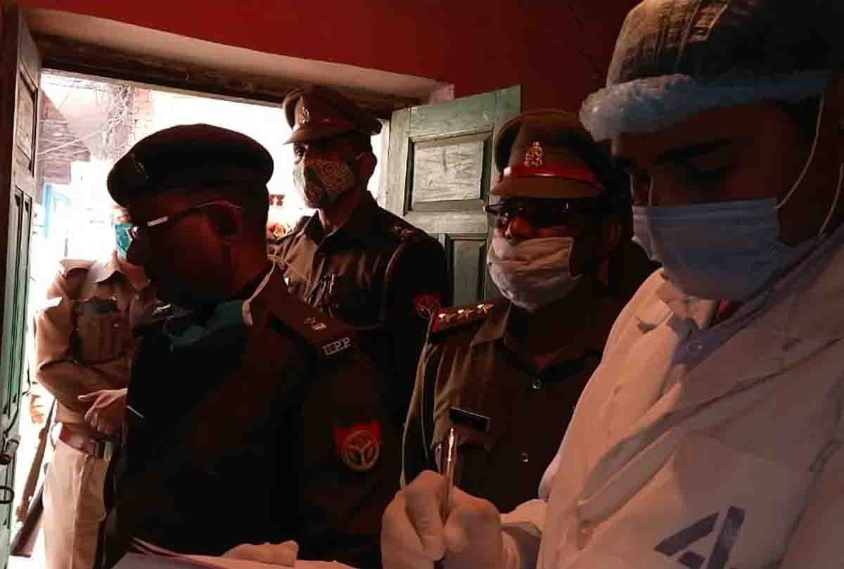 Farrukhabad: Husband's body hanged and wife's was found lying on the ground