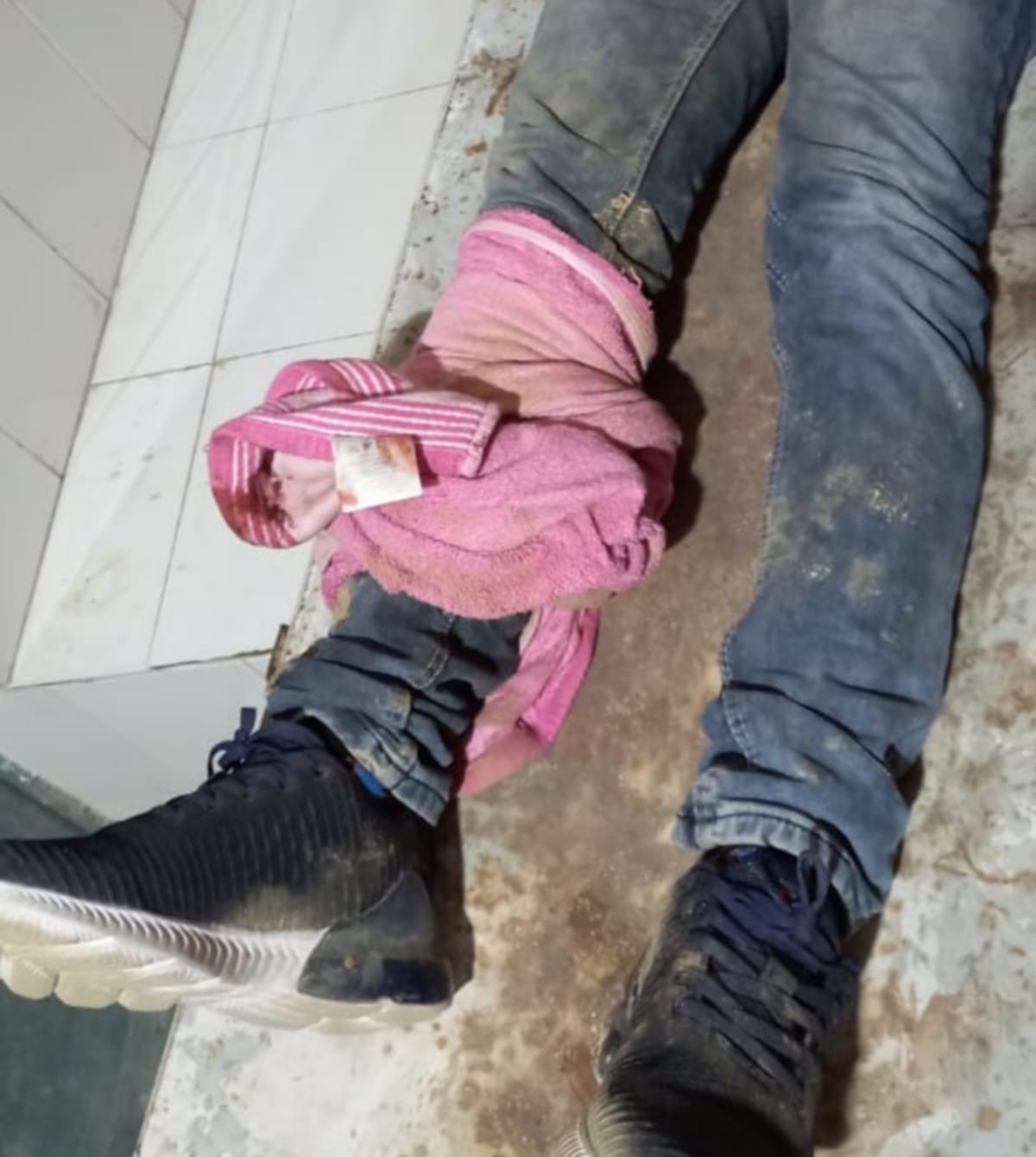 police encounter in azamgarh one criminal injured arrested